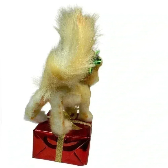 Annalee Fluffy cat on Red Christmas Present 2010 - Picture 3 of 6